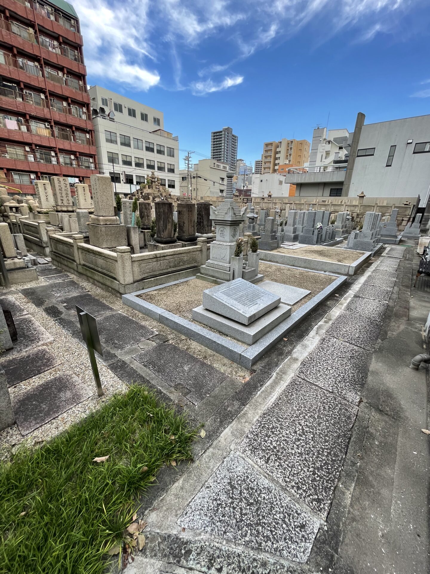 空が広がる實相寺の境内墓地