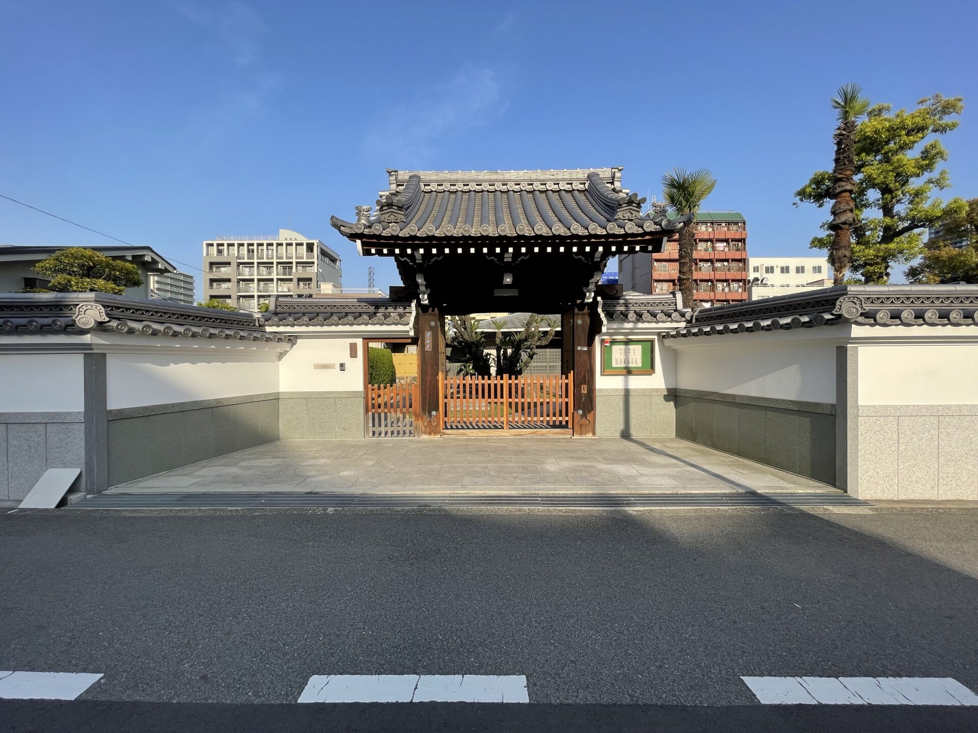 緑に囲まれた實相寺の山門